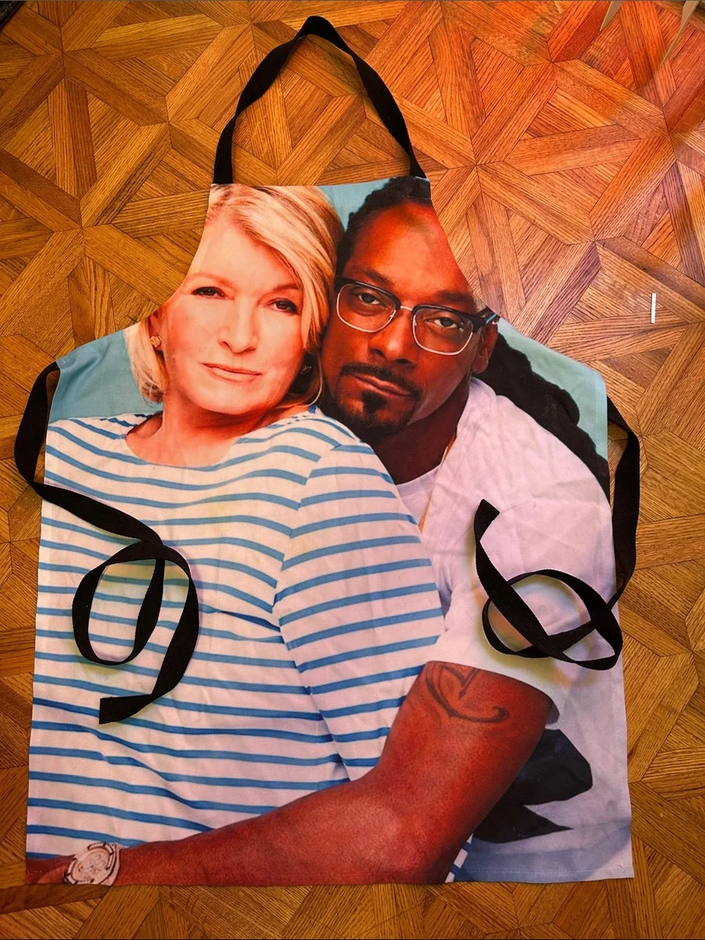 Adult novelty apron featuring Martha Stewart and Snoop Dogg